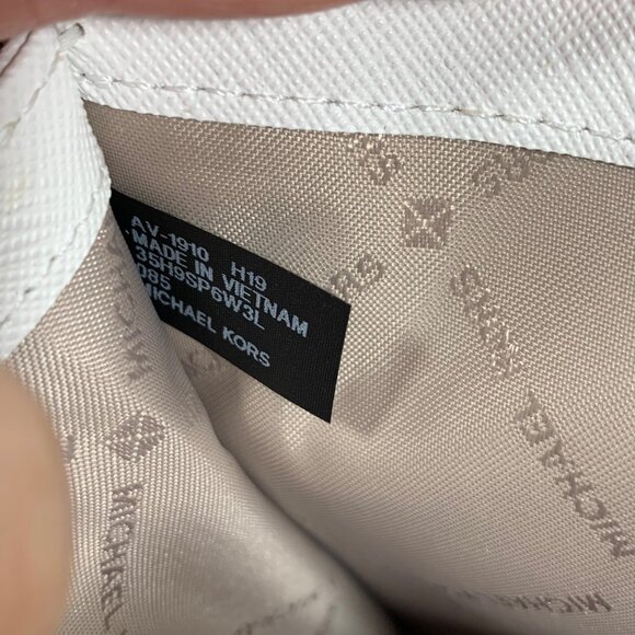 Michael Kors Peyton White Quilted Leather Wristlet Bifold Wallet Phone Case - Picture 15 of 15